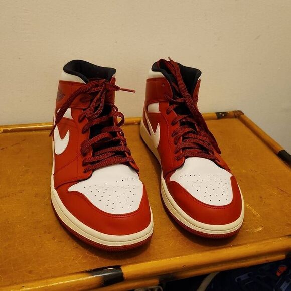 Rare Nike Air Jordan 1Mid Chicago Gym Red Sneakers Size 11 - Picture 1 of 8